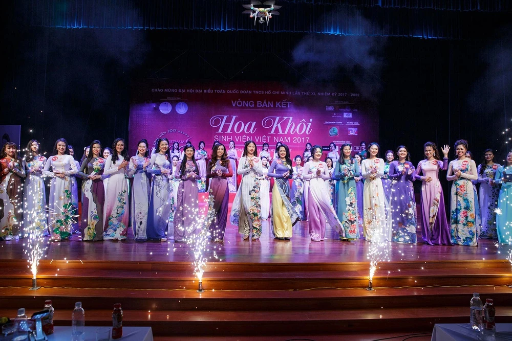 Chùm ảnh: Nữ sinh miền Trung thướt tha với áo dài ảnh 1