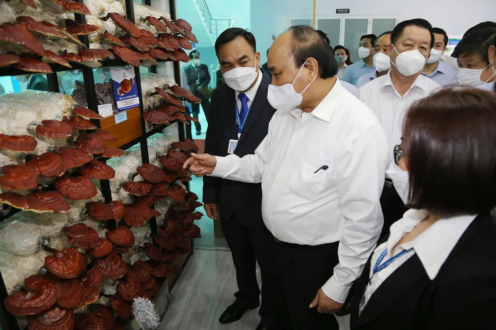 Chủ tịch nước Nguyễn Xuân Phúc đánh giá Khu nông nghiệp công nghệ cao có vai trò quan trọng, là đầu tàu dẫn dắt cả nước trong lĩnh vực nông nghiệp ứng dụng công nghệ cao. Người dân rất mong chờ những mô hình, ứng dụng mới trong nông nghiệp để nâng cao chất lượng sống. Vì vậy, cần tập trung nâng cao trình độ các nhà khoa học trong lĩnh vực này để tạo nguồn nhân lực giỏi, xuất sắc. Chủ tịch nước Nguyễn Xuân Phúc đánh giá Khu nông nghiệp công nghệ cao có vai trò quan trọng, là đầu tàu dẫn dắt cả nước trong lĩnh vực nông nghiệp ứng dụng công nghệ cao. Người dân rất mong chờ những mô hình, ứng dụng mới trong nông nghiệp để nâng cao chất lượng sống. Vì vậy, cần tập trung nâng cao trình độ các nhà khoa học trong lĩnh vực này để tạo nguồn nhân lực giỏi, xuất sắc.