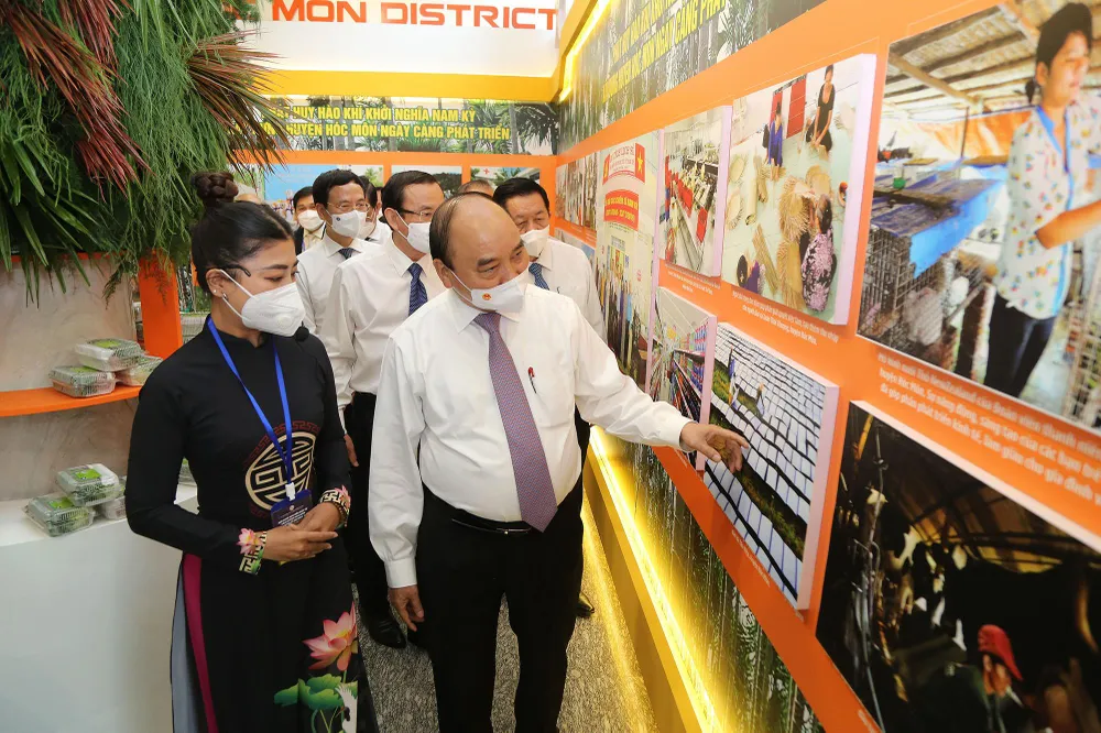 Chủ tịch nước Nguyễn Xuân Phúc tham quan các gian hàng trưng bày bên lề hội nghị.