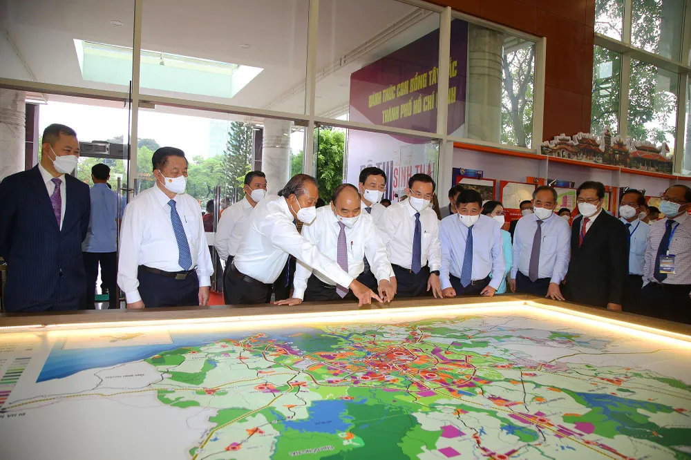 Chủ tịch nước Nguyễn Xuân Phúc cùng các lãnh đạo bộ ngành và TP.HCM xem bản đồ quy hoạch TP.HCM.