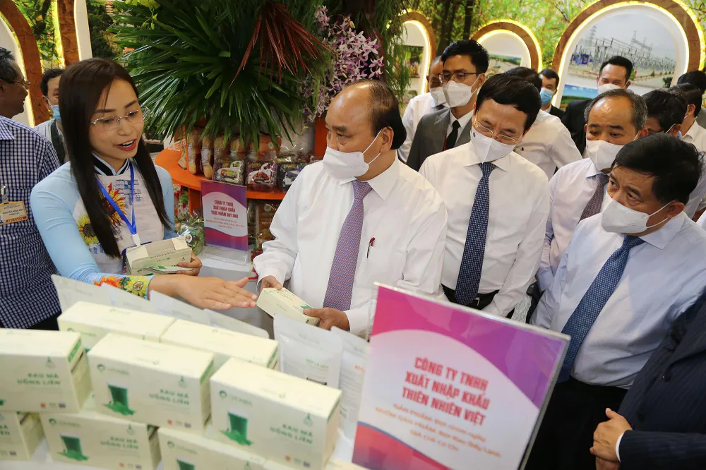 Chủ tịch nước Nguyễn Xuân Phúc tham quan các gian hàng thuộc các dự án mời gọi đầu tư, các sản phẩm nông nghiệp công nghệ cao của hai huyện Hóc Môn và Củ Chi.