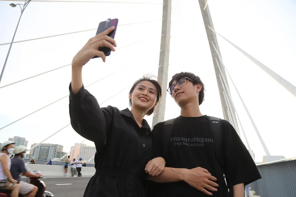 Thanh Pháp cùng bạn ngụ TP Thủ Đức vừa tan làm đúng dịp được lưu thông qua cầu nên dừng lại chụp ảnh lưu niệm cùng nhau.