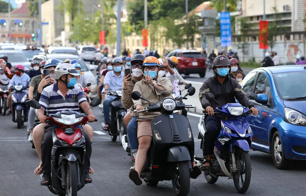 Những đoàn xe đầu tiên của người dân lưu thông qua cầu trong giờ tan tầm.