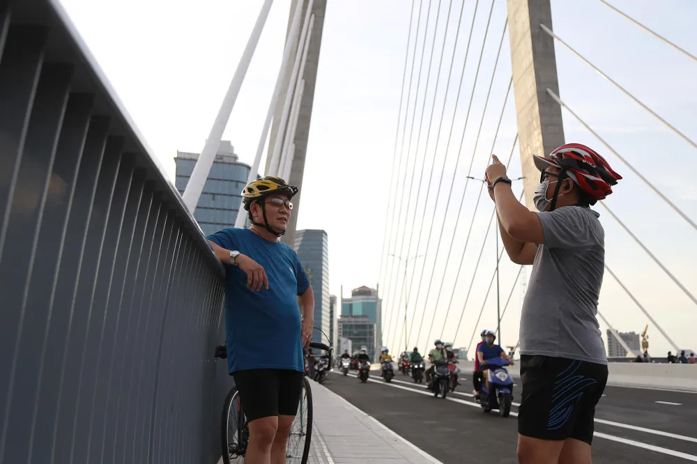 Anh Lâm Hoàng Hải (quận Bình Thạnh) đúng giờ đi ngang qua đây nên dừng lại chụp ảnh lưu niệm khi cây cầu mới đưa vào sử dụng.