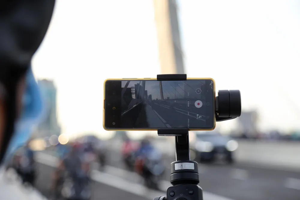 Người dân quay lại dòng xe lần lượt qua cầu Thủ Thiêm 2 trong ngày thông xe