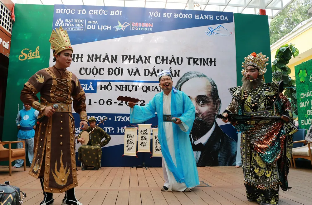 Trích đoạn Trưng Vương bình ngũ lãnh do các nghệ sỹ Lý Trung Tín (vai Thi Sách), Minh Hòa (vai Thái thú Tô Định) và Nhựt Quang (vai Ưng Trành) trình diễn. Ảnh: N.Q