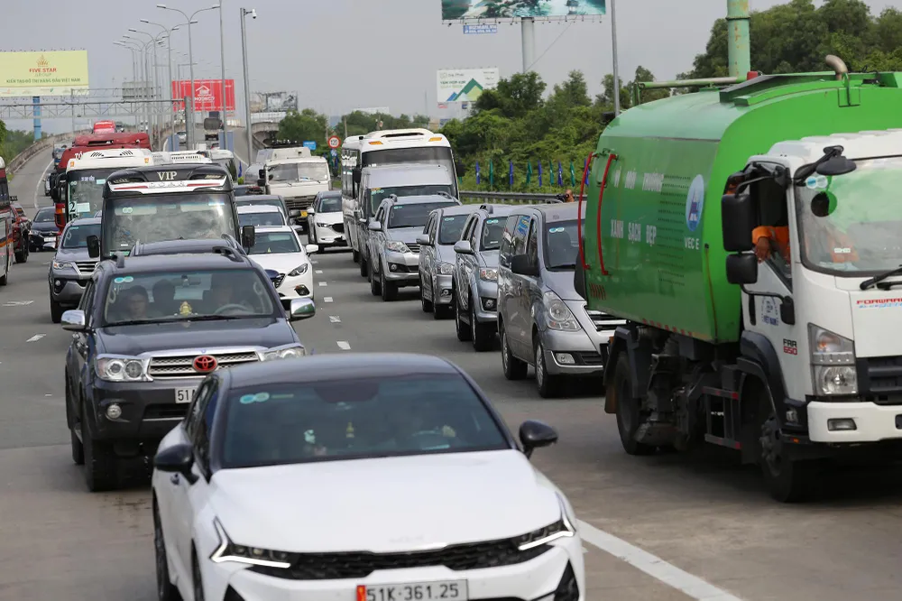 Xe cộ có lúc xếp hàng chờ qua trạm vì số ít xe chưa đủ điều kiện thu phí không dừng.