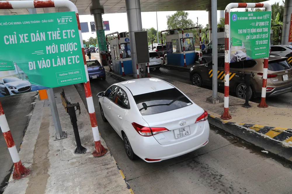 Kể từ ngày 1-8, phương tiện không dán thẻ thu phí hoặc có dán thẻ nhưng trong tài khoản không đủ tiền thanh toán phí sẽ không được đi vào các tuyến cao tốc. Trường hợp vi phạm sẽ bị phạt từ 2-3 triệu đồng, tước bằng lái từ 1-3 tháng.