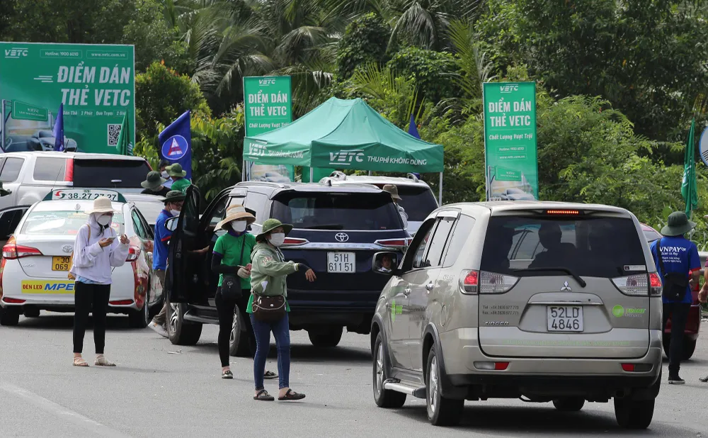 Nhân viên VETC làm việc hết công suất để hỗ trợ các trường hợp chưa đủ điều kiện thu phí không dừng sáng 1-8.