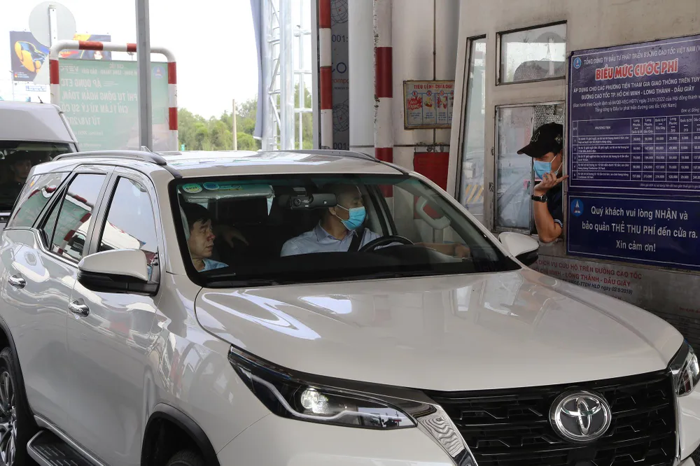 Số ít phương tiện chưa dán thẻ ETC hoặc tài khoản không đủ để thu phí được tạo điều kiện qua trạm vào làn khẩn cấp để nhân viên của VETC hỗ trợ.