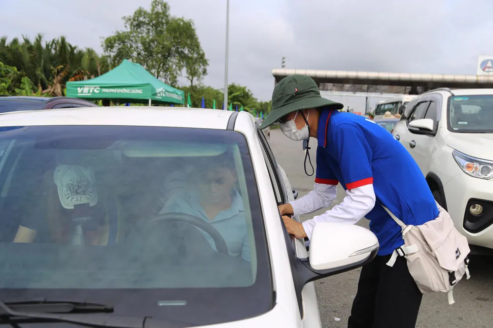 Anh Vinh lưu thông đi Đồng Nai qua trạm thu phí Long Phước được nhân viên VETC hướng dẫn nạp tiền vào tài khoản để qua trạm thu phí không dừng.