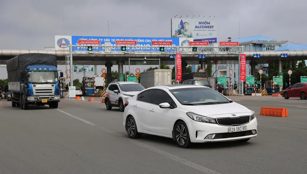 Xe cộ thông thoáng qua trạm hướng từ Đồng Nai về TP.HCM.