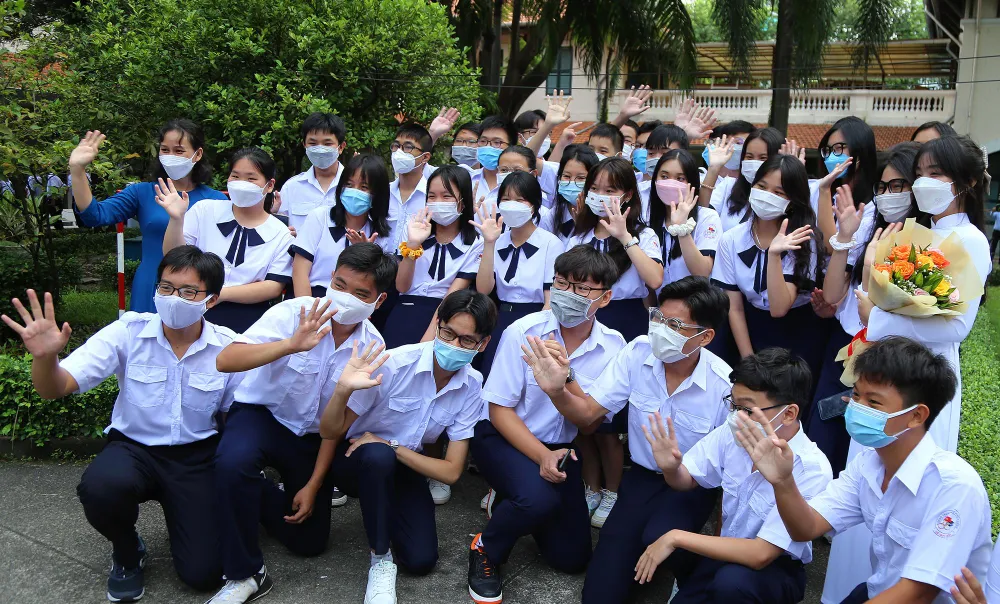 Cô trò lớp 10A6 vui vẻ chụp ảnh cùng nhau trong ngày khai giảng năm học mới.