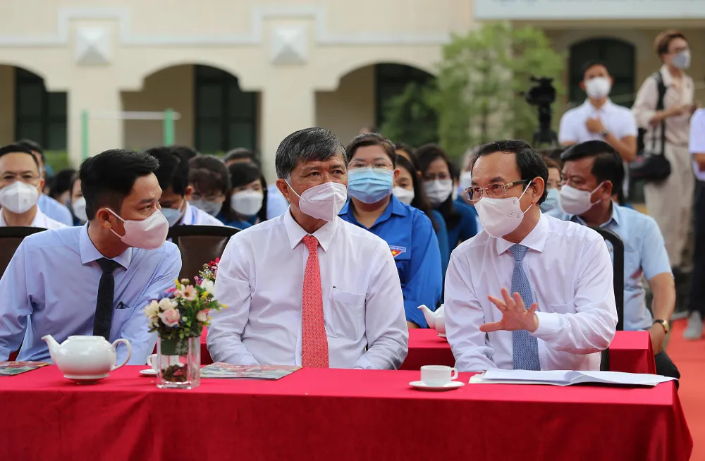Bí thư Thành ủy TP.HCM Nguyễn Văn Nên trò chuyện với lãnh đạo Sở GD-ĐT TP.HCM và lãnh đạo nhà trường. Các em học sinh vui tươi, hân hoan trong ngày khai giảng đặc biệt, khi TP.HCM đã dần phục hồi sau thời gian dài chống dịch.