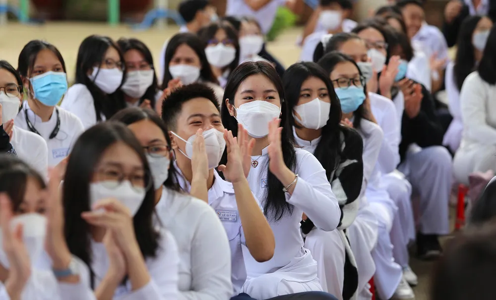 Các em học sinh vui tươi, hân hoan trong ngày khai giảng đặc biệt, khi TP.HCM đã dần phục hồi sau thời gian dài chống dịch.