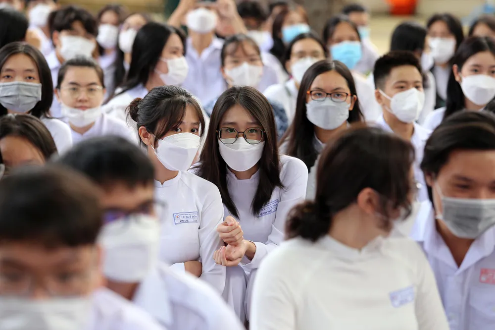 Theo thống kê, năm học 2022-2023 dự kiến toàn TP.HCM tăng 21.825 HS. Trong đó, mầm non tăng 6.587 HS, tiểu học giảm 11.181 HS, THCS giảm 13.661 HS và THPT tăng 12.761 HS.