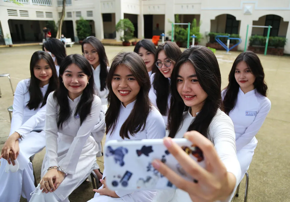 Các bạn học sinh tươi tắn chụp ảnh với áo dài trong ngày khai giảng.