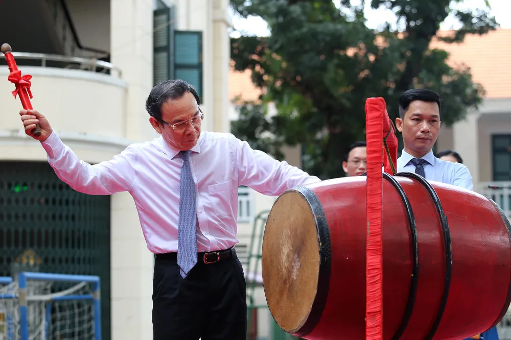 Bí thư Thành ủy TP.HCM Nguyễn Văn Nên đánh trống khai giảng năm học mới tại trường THPT Lê Qúy Đôn, quận 3, TP.HCM - mở ra một năm học mới an toàn, hiệu quả và đổi mới.