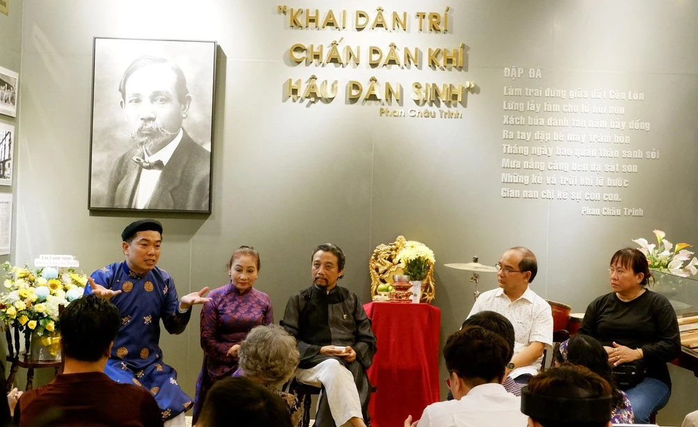 Các thành viên và khách mời cùng nhau ôn lại nhiều kỷ niệm xúc động thuở sinh thời của GS.TS Trần Văn Khê, cũng như những vui buồn trong suốt quá trình 8 năm hoạt động.