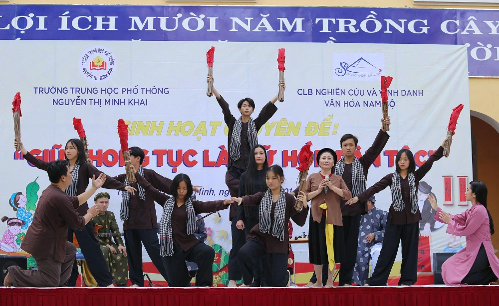 Một buổi sinh hoạt chuyên đề do CLB tổ chức tại Trường THPT Nguyễn Thị Minh Khai, quận 3, TP.HCM.