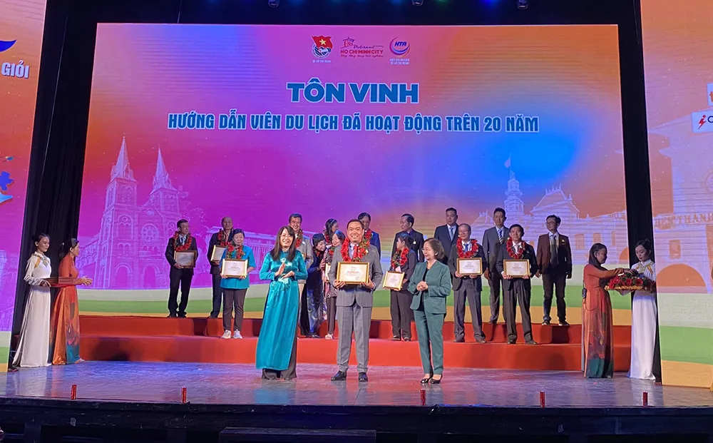 Hướng dẫn viên Hồ Nhựt Quang được tôn vinh với trên 22 năm hoạt động, anh đã thực hiện hơn 500 tour outbound, hơn 800 tour inbound và hơn 100 tour nội địa. Với lợi thế chuyên ngữ Nhật Bản cùng với niềm đam mê yêu thích nghiên cứu văn hóa - âm nhạc truyền thống Việt Nam cùng với một số quốc gia trong khu vực, anh đã thực hiện thành công cho nhiều đoàn thăm viếng ngoại giao cấp nguyên thủ quốc gia và lãnh đạo của nhiều thành phố lớn trong hành trình xúc tiến thương mại - đầu tư, giao lưu kết nghĩa. Ảnh: K.M