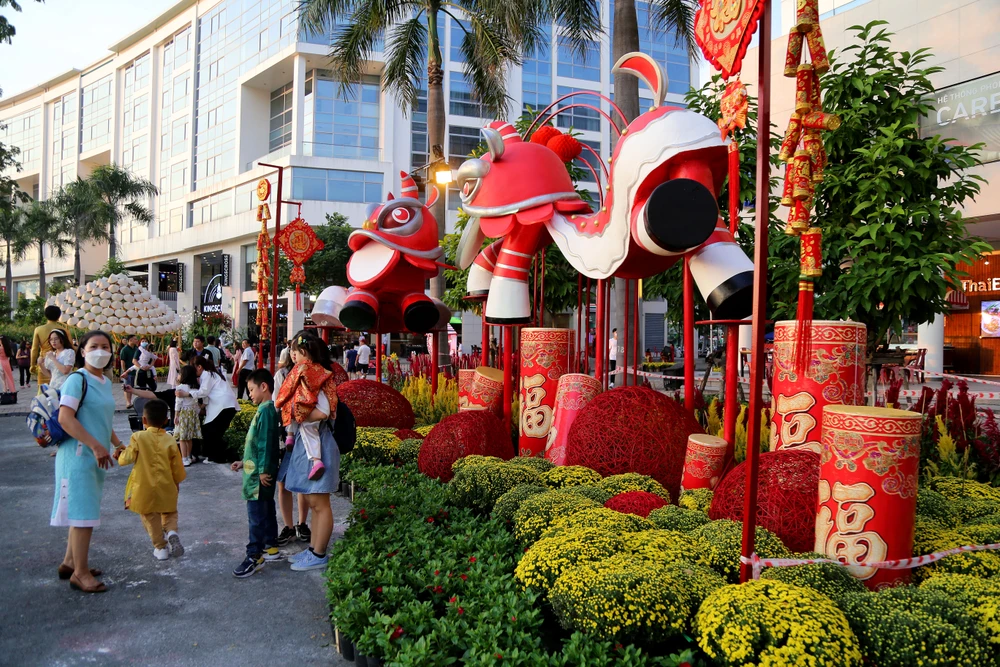 Văn hoá Trung Hoa với cụm trang trí Lân Sư Rồng, một nét văn hoá cổ truyển của người Hoa trong dịp Tết.