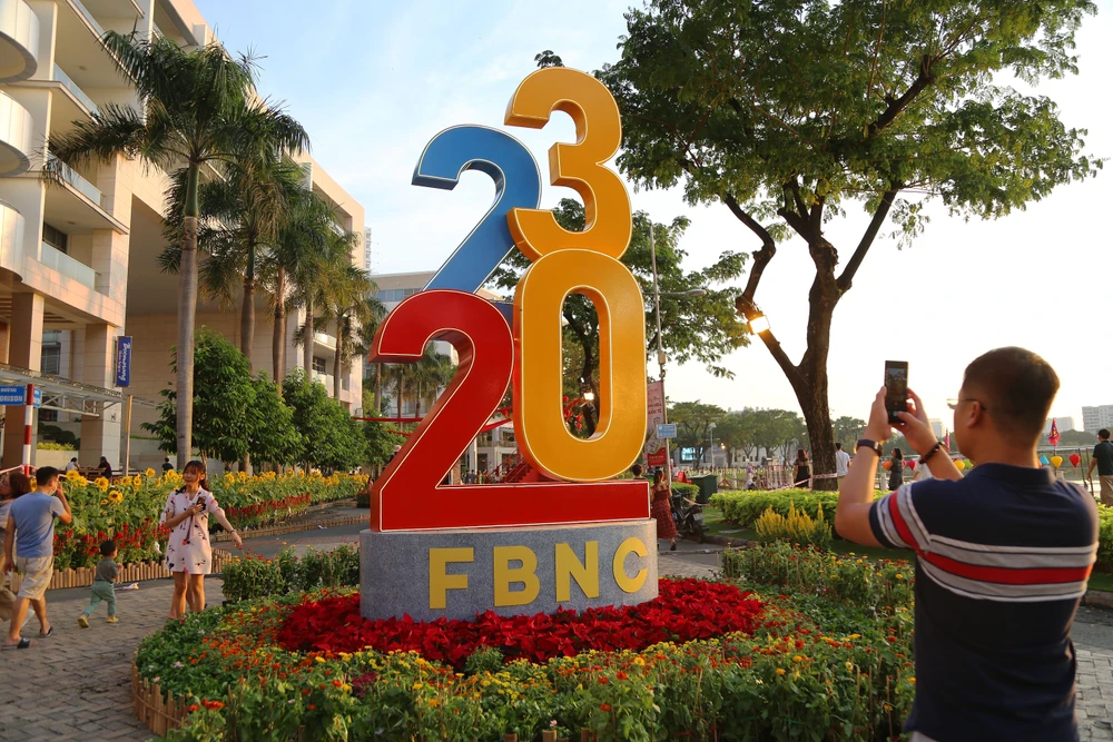 Biểu tượng năm mới 2023 đặt nổi bật ở đường hoa xuân Phú Mỹ Hưng.