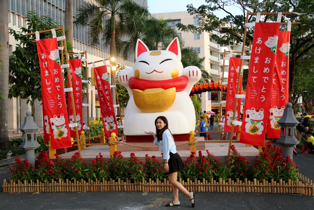 Văn hoá Nhật Bản với Mèo Maneki Neko, biểu tượng của may mắn, tài lộc.