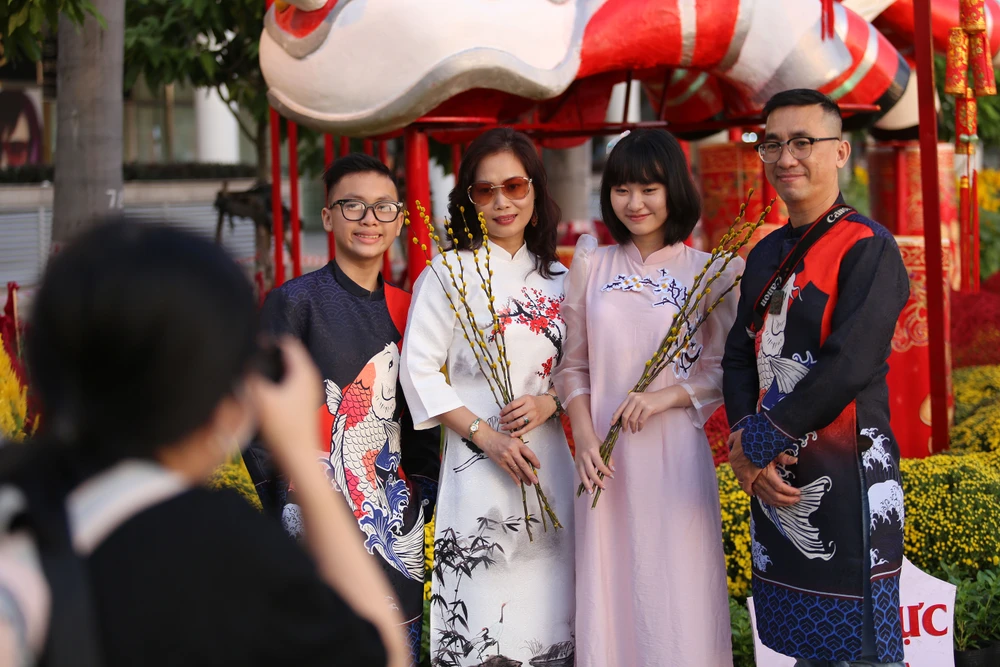 Gia đình diện áo dài lưu lại những hình ảnh đẹp với đường hoa.