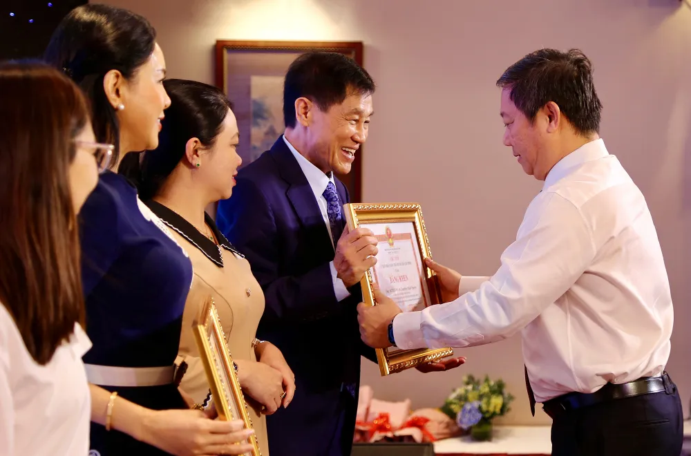 Phó Chủ tịch UBND TP.HCM Dương Anh Đức tặng bằng khen của UBND TP cho ông Johnathan Hạnh Nguyễn - Chủ tịch tập đoàn Liên Thái Bình Dương (IPPG) vì những đóng góp cho Đường hoa Nguyễn Huệ.