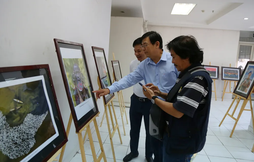 Triển lãm ảnh nghệ thuật “Nhiếp ảnh với cuộc sống” trưng bày 150 tác phẩm tiêu biểu của các hội viên về cảnh đẹp quê hương đất nước và con người Việt Nam.