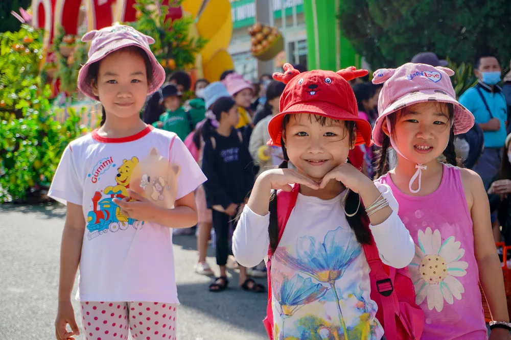 Các em nhỏ thích thú vui chơi ở Suối Tiên trong ngày khai mạc lễ hội. Các em nhỏ thích thú vui chơi ở Suối Tiên trong ngày khai mạc lễ hội.