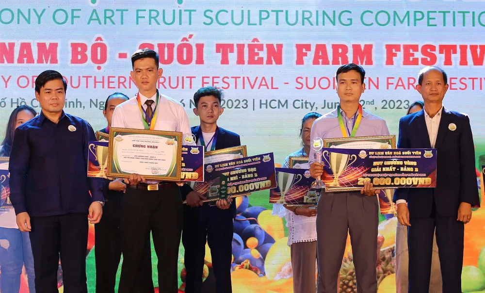 Các nghệ nhân được trao giải tại lễ tổng kết.