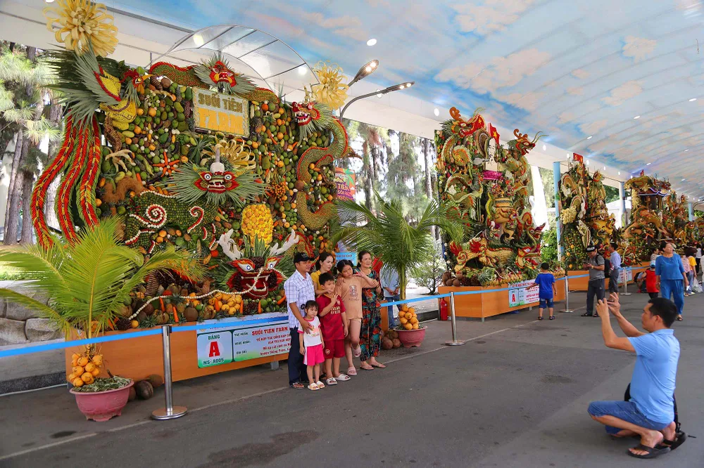 Cả nhà chụp ảnh với tác phẩm ở hội thi.