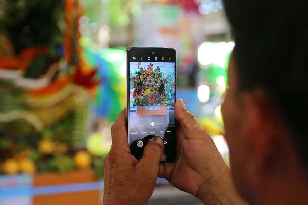 Cùng ghi lại những tác phẩm độc đáo ở hội thi.