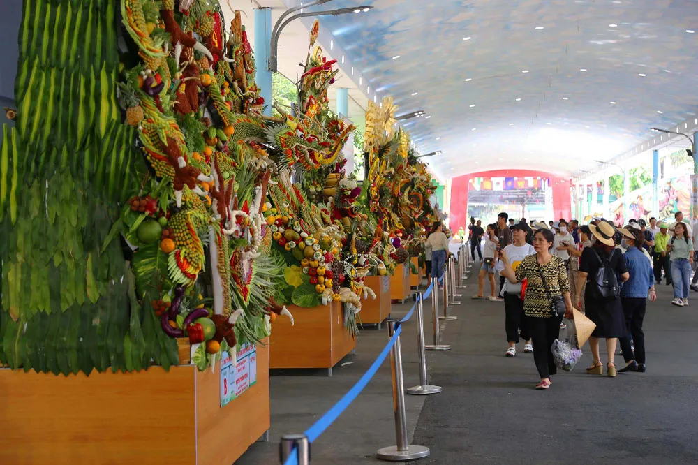 Các tác phẩm được tạo hình độc đáo bằng trái cây thu hút đông đảo người tham quan.