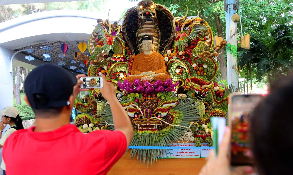 Các tác phẩm được tạo hình độc đáo, công phu.