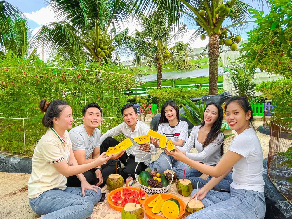 Nhóm bạn trẻ thưởng thức những loại trái cây tươi ngon ngay tại vườn.