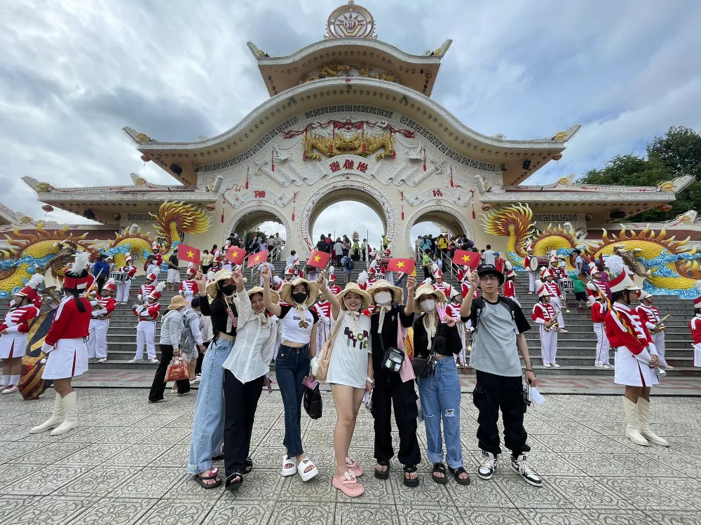 Nhóm bạn trẻ chụp ảnh với cờ đỏ sao vàng trong không khí rộn ràng của ngày 2-9.