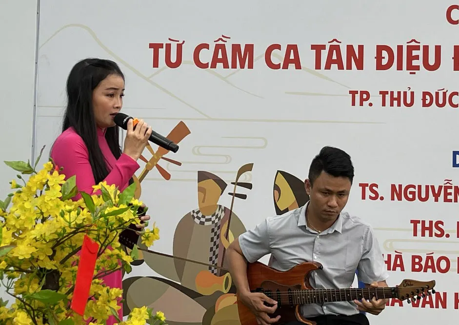 Nghệ sỹ Kim Anh trình diễn bài "Tứ Đại Oán" và vọng cổ "Đàn tranh Việt Nam" (tác giả: Hồ Nhựt Quang). biểu diễn chặp cải lương đường sách thủ đức (3).jpg
