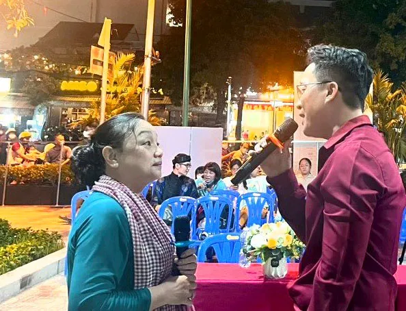 Nghệ sỹ Lý Kiều Hạnh và Lý Trung Tín biểu diễn chặp cải lương "Thương Tết quê nhà" (tác giả: Hồ Nhựt Quang). Từ Cầm ca tân điệu đến hát chặp cải lương