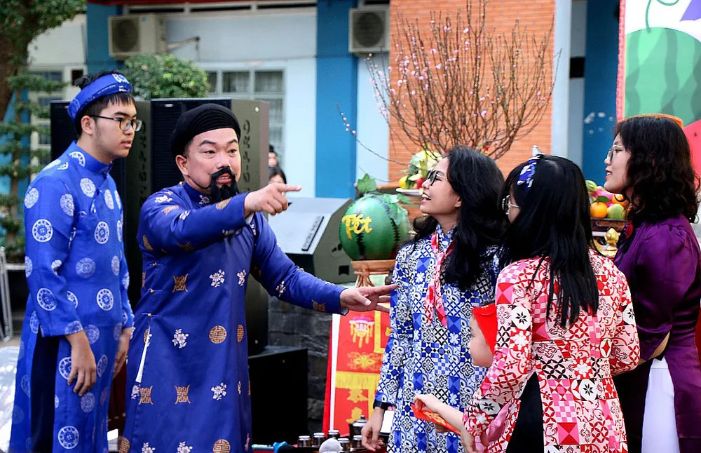 Học sinh nghe kể chuyện Tết xưa và nay trong những ngày tháng chạp (2).jpg