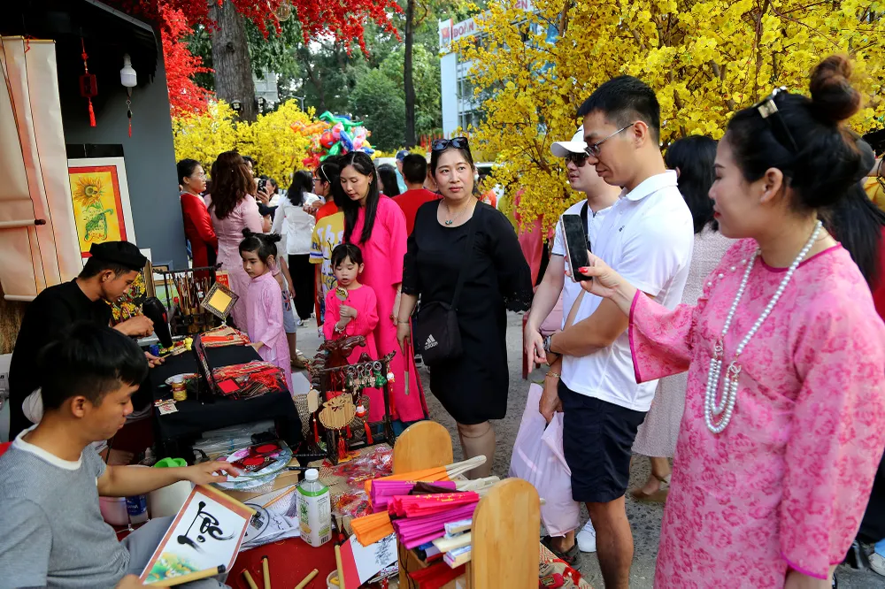 chen chân chụp ảnh mai vàng ở tphcm (3).JPG