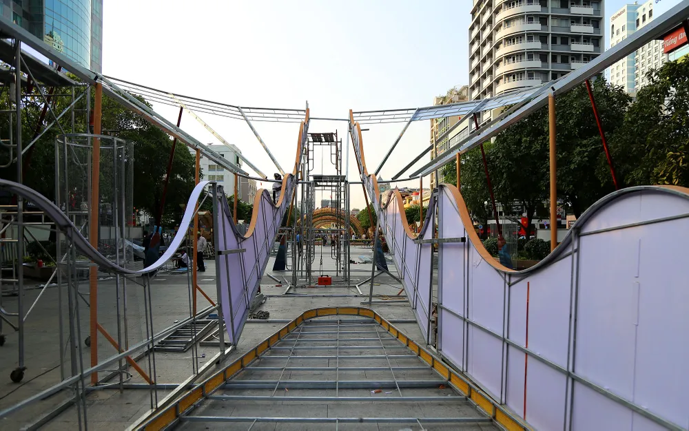 lộ diện linh vật rồng khổng lồ đường hoa nguyễn huệ (12).JPG