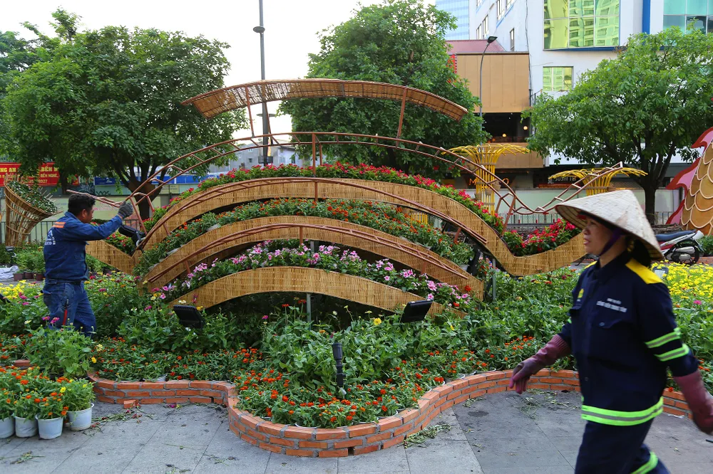 lộ diện linh vật rồng khổng lồ đường hoa nguyễn huệ (13).JPG