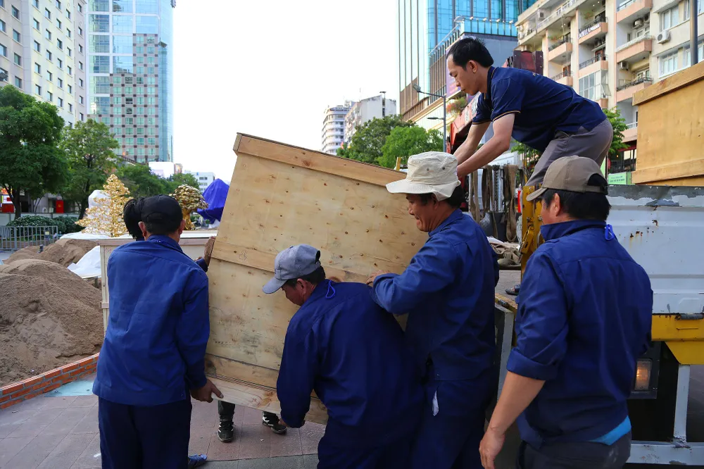 lộ diện linh vật rồng khổng lồ đường hoa nguyễn huệ (16).JPG