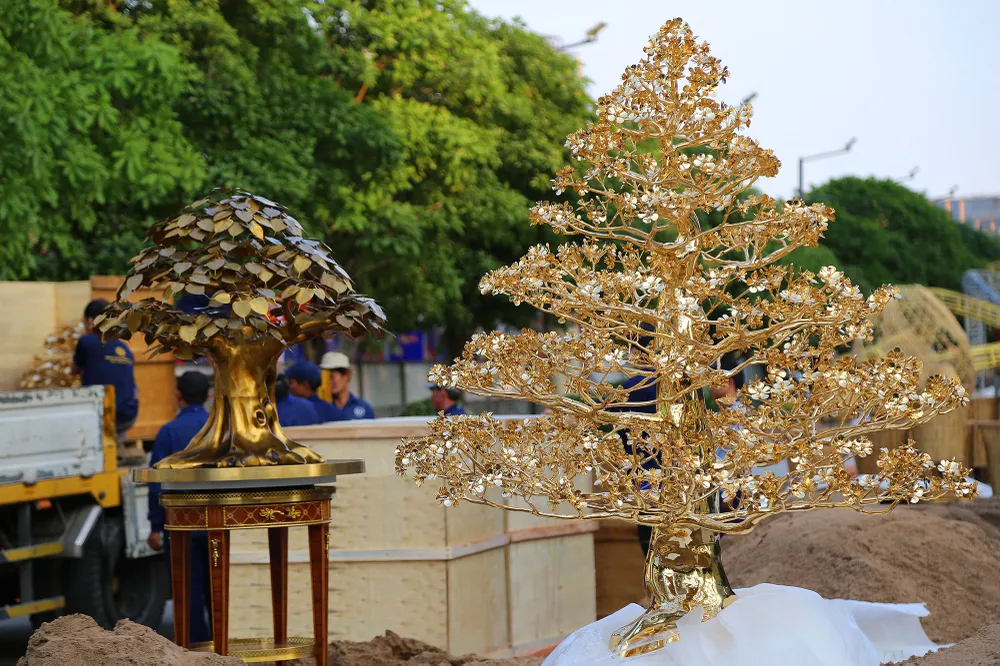 lộ diện linh vật rồng khổng lồ đường hoa nguyễn huệ (17).JPG