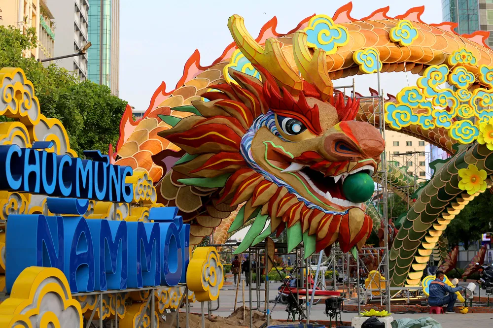 lộ diện linh vật rồng khổng lồ đường hoa nguyễn huệ (2).JPG