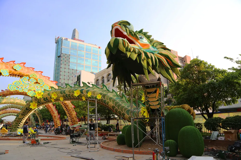 lộ diện linh vật rồng khổng lồ đường hoa nguyễn huệ (3).JPG