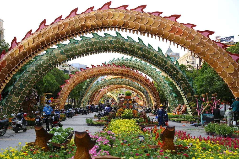 lộ diện linh vật rồng khổng lồ đường hoa nguyễn huệ (5) - Copy.JPG